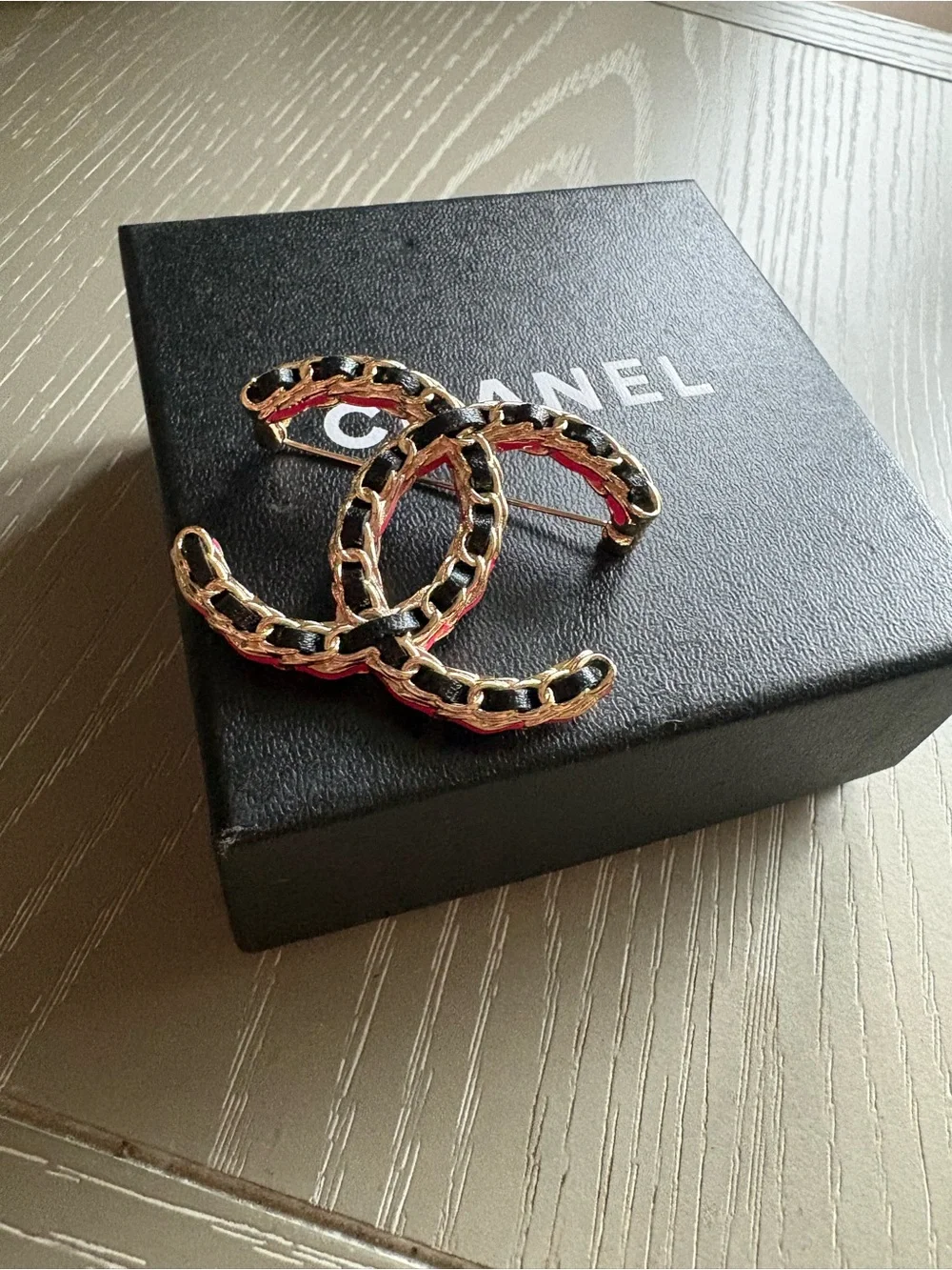 FASHION Double C Chain-Link Brooch in Black and Gold